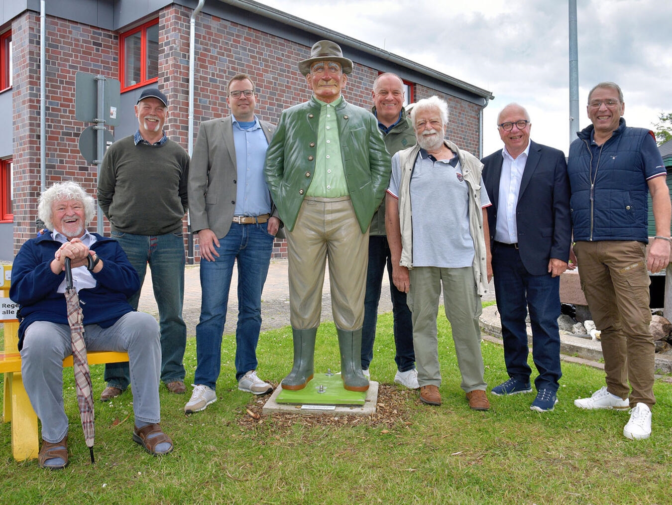 "Bürgermeister Stephan Reinders mit Vereins- und Sponsorenvertretern, Gruppenfoto, NN-Foto von Rüdiger Dehnen"