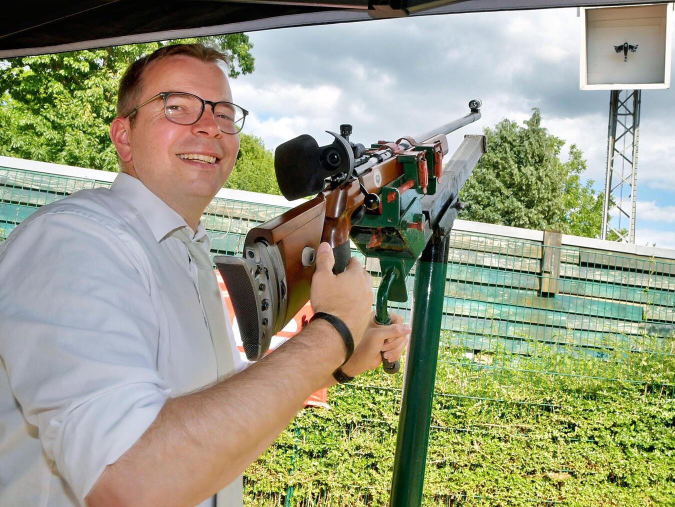 Bürgermeister Stephan Reinders durfte am Fronleichnamstag das Vogelschießen eröffnen. NN-Foto: Rüdiger Dehnen
