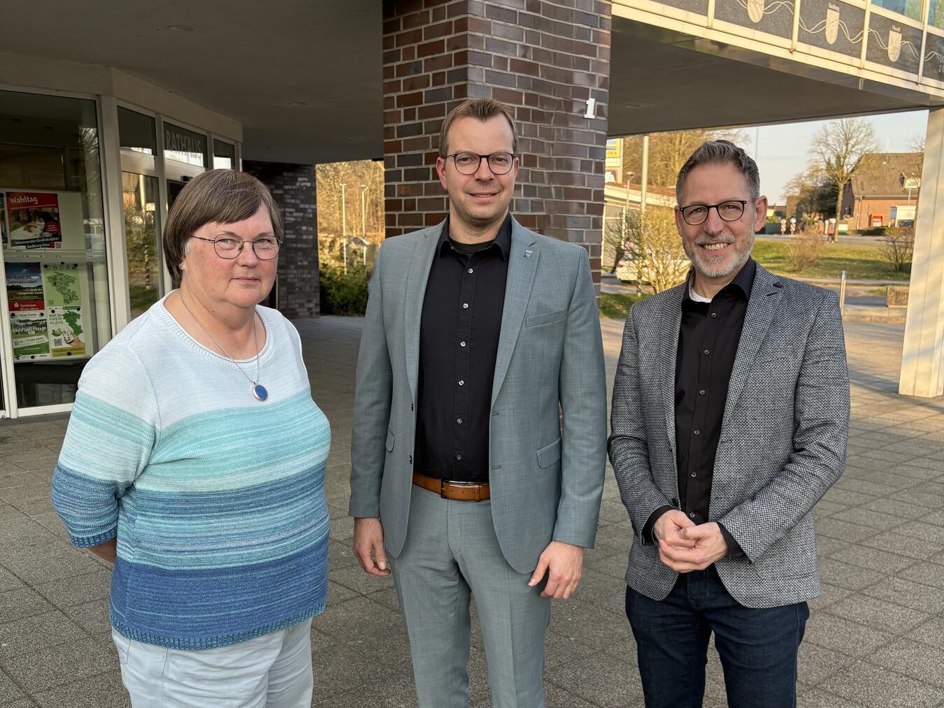 Bürgermeister Stephan Reinders (Mitte) ist auch aus Sicht der Bedburg-Hauer SPD die beste Wahl. Spitzenkandidaten sind Willi van Beek und Karin Wilhelm. Foto: SPD Bedburg-Hau