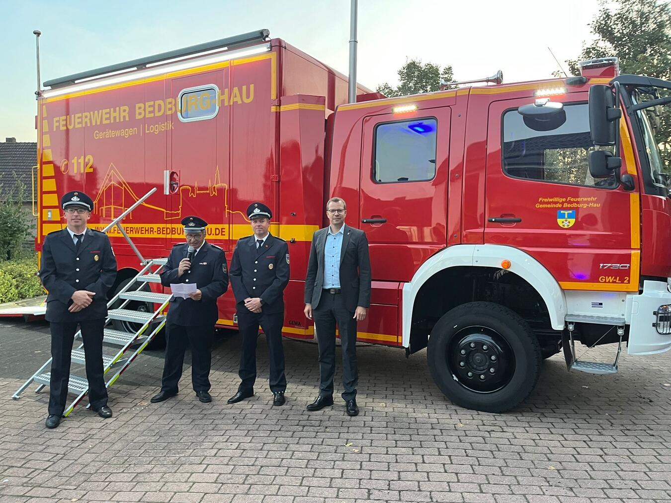 Bürgermeister Stephan Reinders übergab das neue Fahrzeug. Foto: Feuerwehr Bedburg-Hau