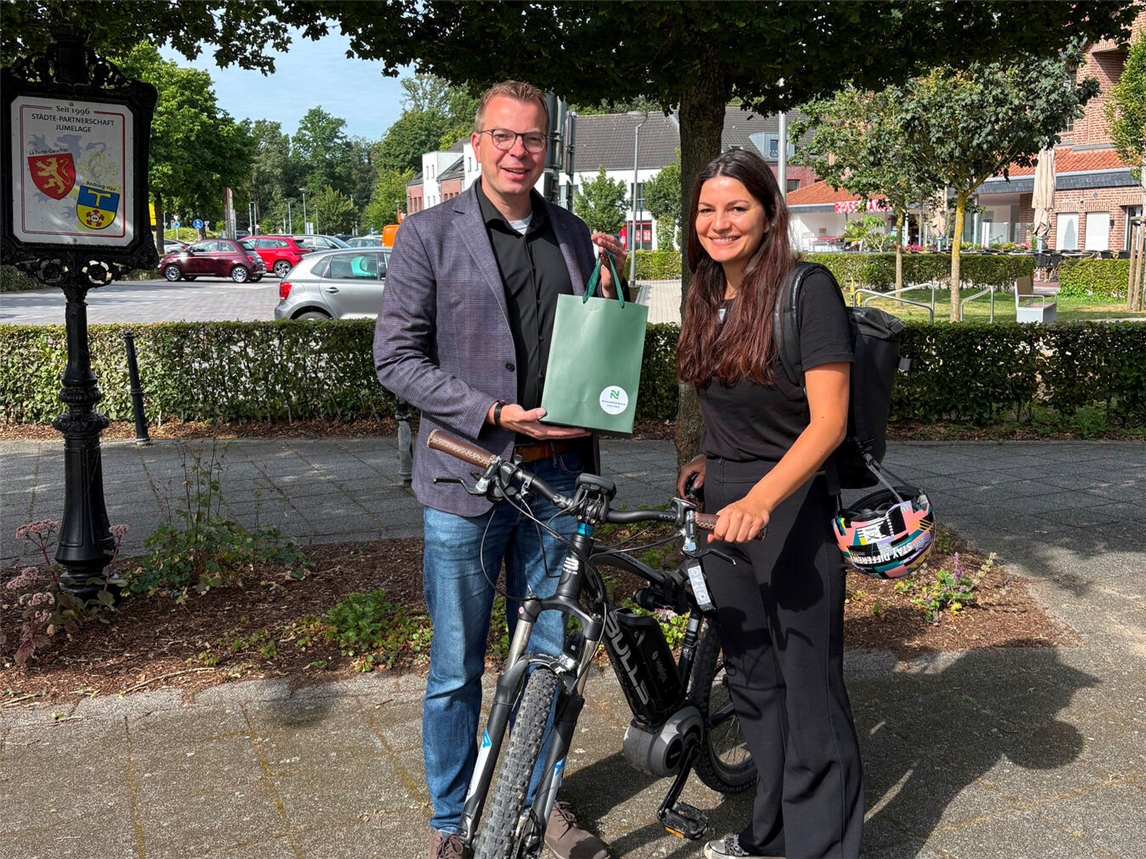 "Bürgermeister Stephan Reinders überreicht Enja Hilgenpahl Preis, Bedburg-Hau Ehrung"