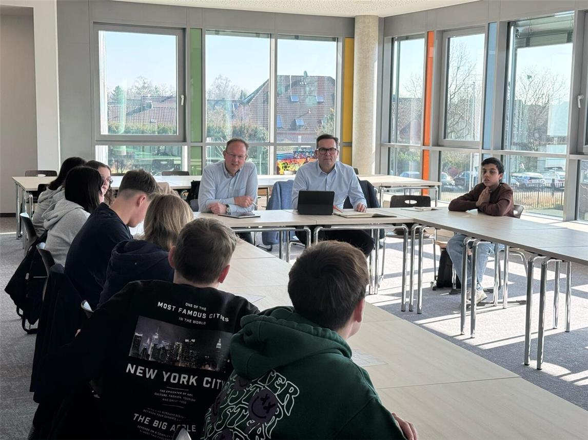 Bürgermeister Sven Kaiser (2.v.r.) und Jugendamtsleiter Markus Grönheim (3.v.r.) tauschten sich mit den Schülern der Realschule An der Fleuth über Themen aus, die sie beschäftigen.Foto: Stadt Geldern/Gossens