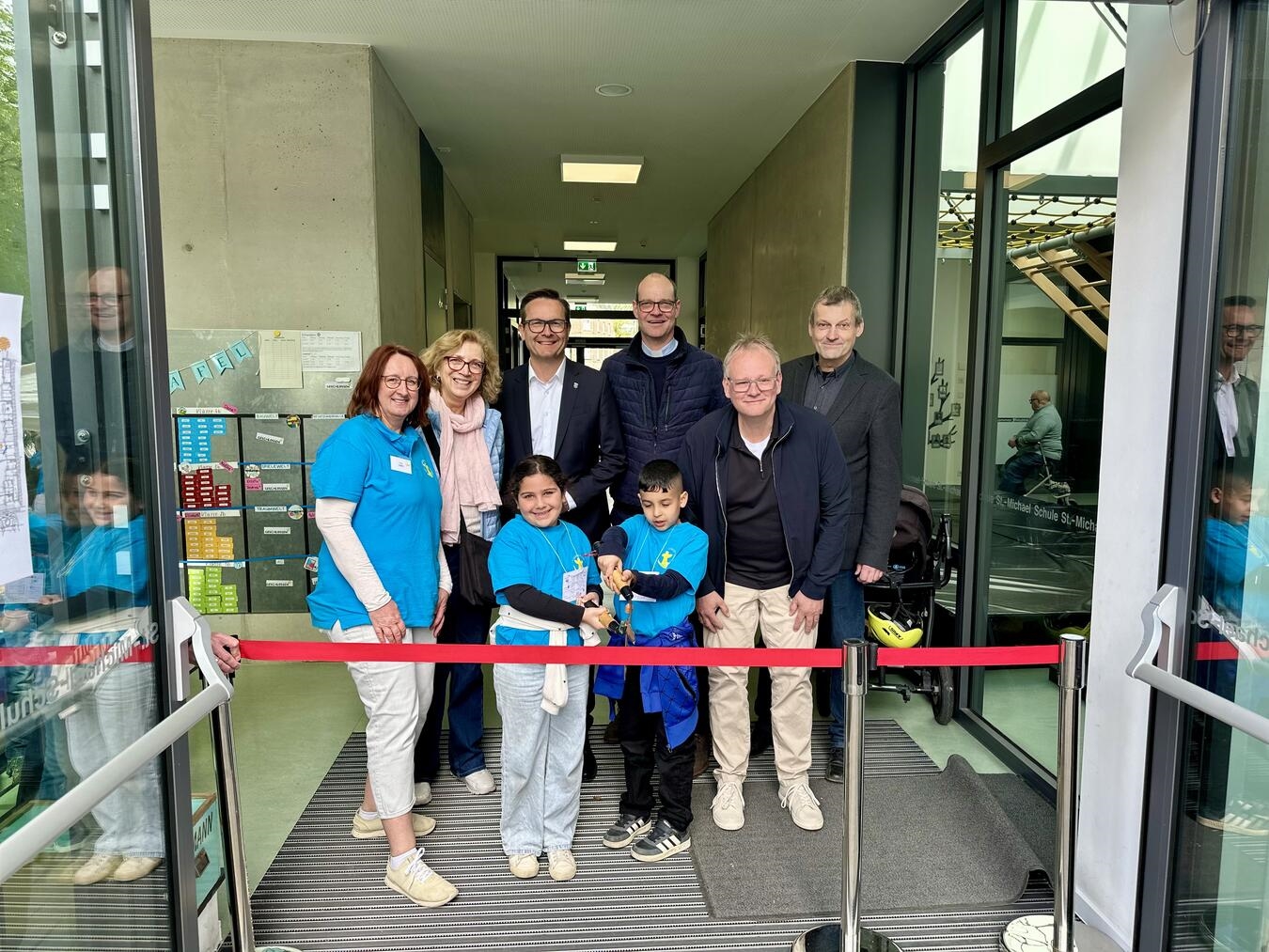 "Bürgermeister Sven Kaiser übergibt neues Schulgebäude an Schulleiterin Corinna Engfeld beim Banddurchschnitt."