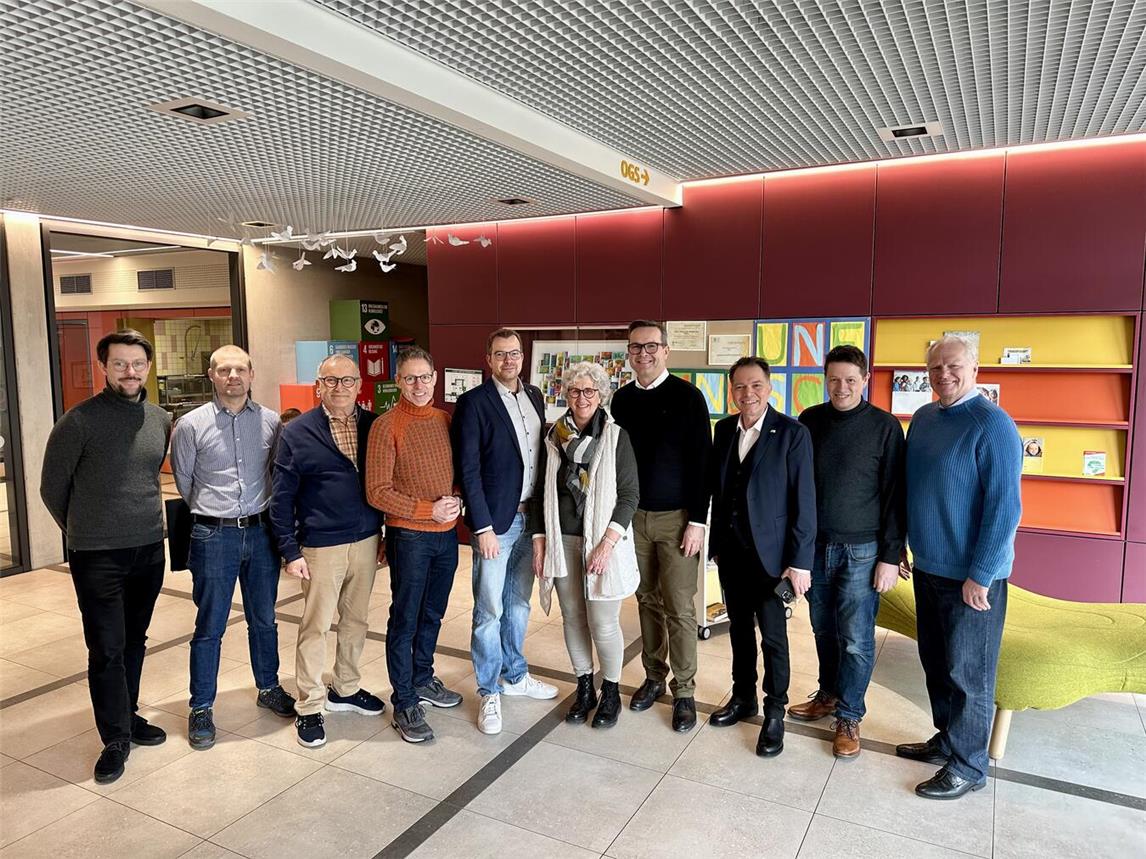 Bürgermeister Sven Kaiser (4.v.r.), Schulleiterin Stefanie Bauer (5.v.r.) sowie Thomas Mutz (3.v.r., Geschäftsführer) und Ernst-Christian Gerats (l., beide Gelderner Baugesellschaft) führten die Gäste aus Bedburg-Hau um Bürgermeister Stephan Reinders (5.v.l.) durch die modernisierte Albert-Schweitzer-Grundschule.Foto: Stadt Geldern/Terhorst