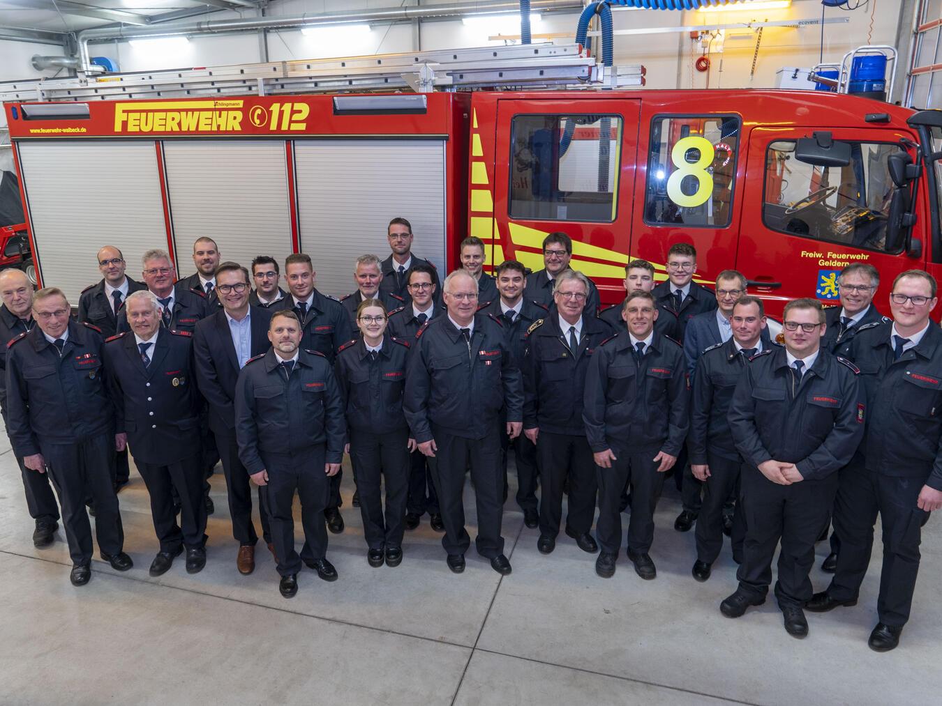 Bürgermeister Sven Kaiser (7.v.l.) und Johannes Dercks, Leiter des Bereichs Ordnung der Stadt Geldern (5.v.r.), bedankten sich für das Engagement der Löscheinheit Walbeck.Foto: Stadt Geldern/Seybert