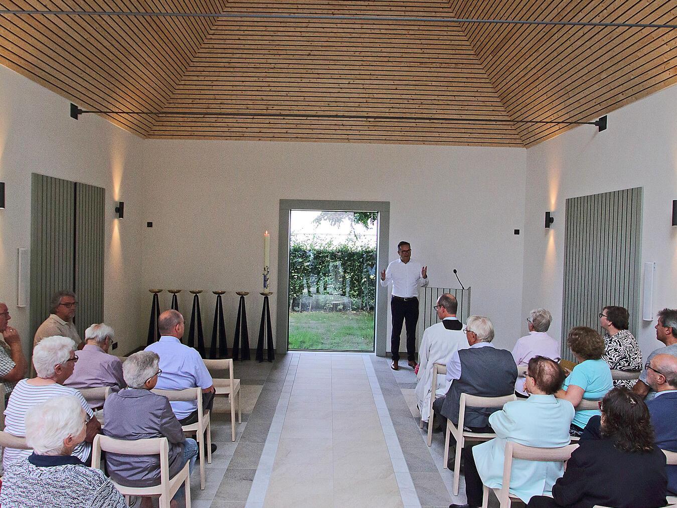 Bürgermeister Sven Kaiser begrüßte die Gäste zur feierlichen Einsegnung in der Friedhofshalle.