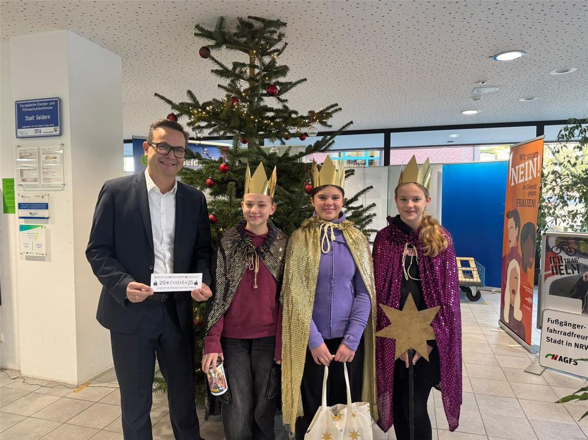 Bürgermeister Sven Kaiser begrüßte die Sternsingerinnen Jana, Sophia und Lenja (v.l.n.r.) im Gelderner Rathaus. Foto: Stadt Geldern/Gossens