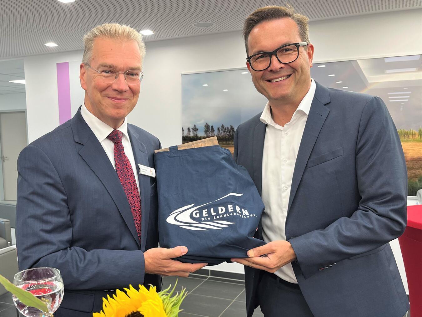 Ein Abschied „mit ganz viel Emotionen im Gepäck“ Bürgermeister Sven Kaiser, der auch Kuratoriumsmitglied der Stiftung St.-Clemens-Hospital ist, verabschiedet sich mit einem Geschenk der Stadt Geldern von Christoph Weß.