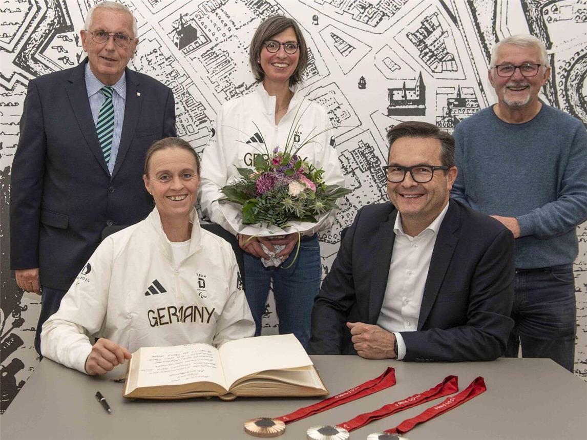 Bürgermeister Sven Kaiser gratulierte Regine Mispelkamp zu ihrem sportlichen Erfolg.Foto: Stadt Geldern/Spütz