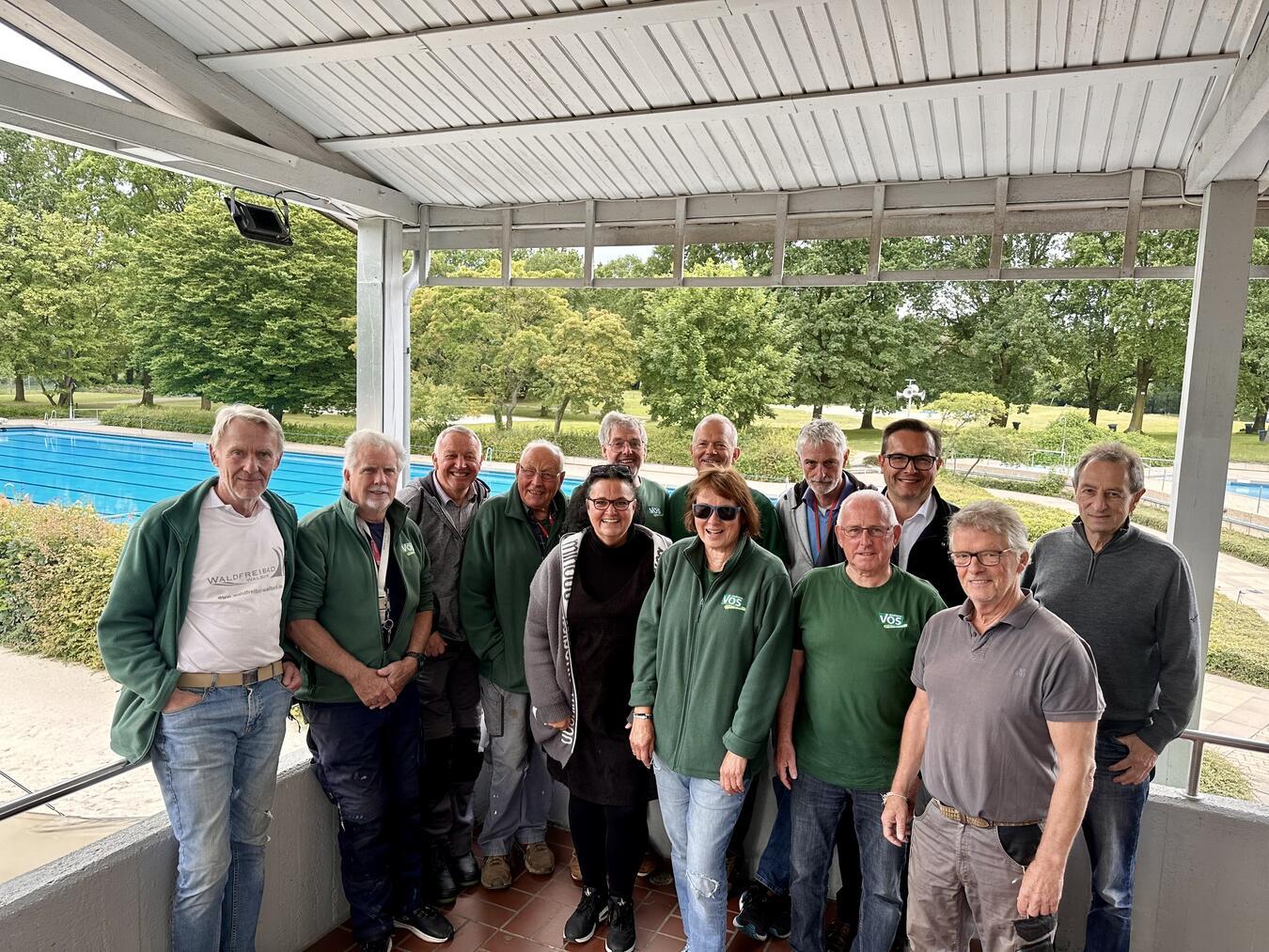 Bürgermeister Sven Kaiser (hintere Reihe, 2.v.r.) besuchte die Grüne Gruppe im Waldfreibad, um ihnen wieder für ihr ehrenamtliches Engagement zu danken.Foto: Terhorst