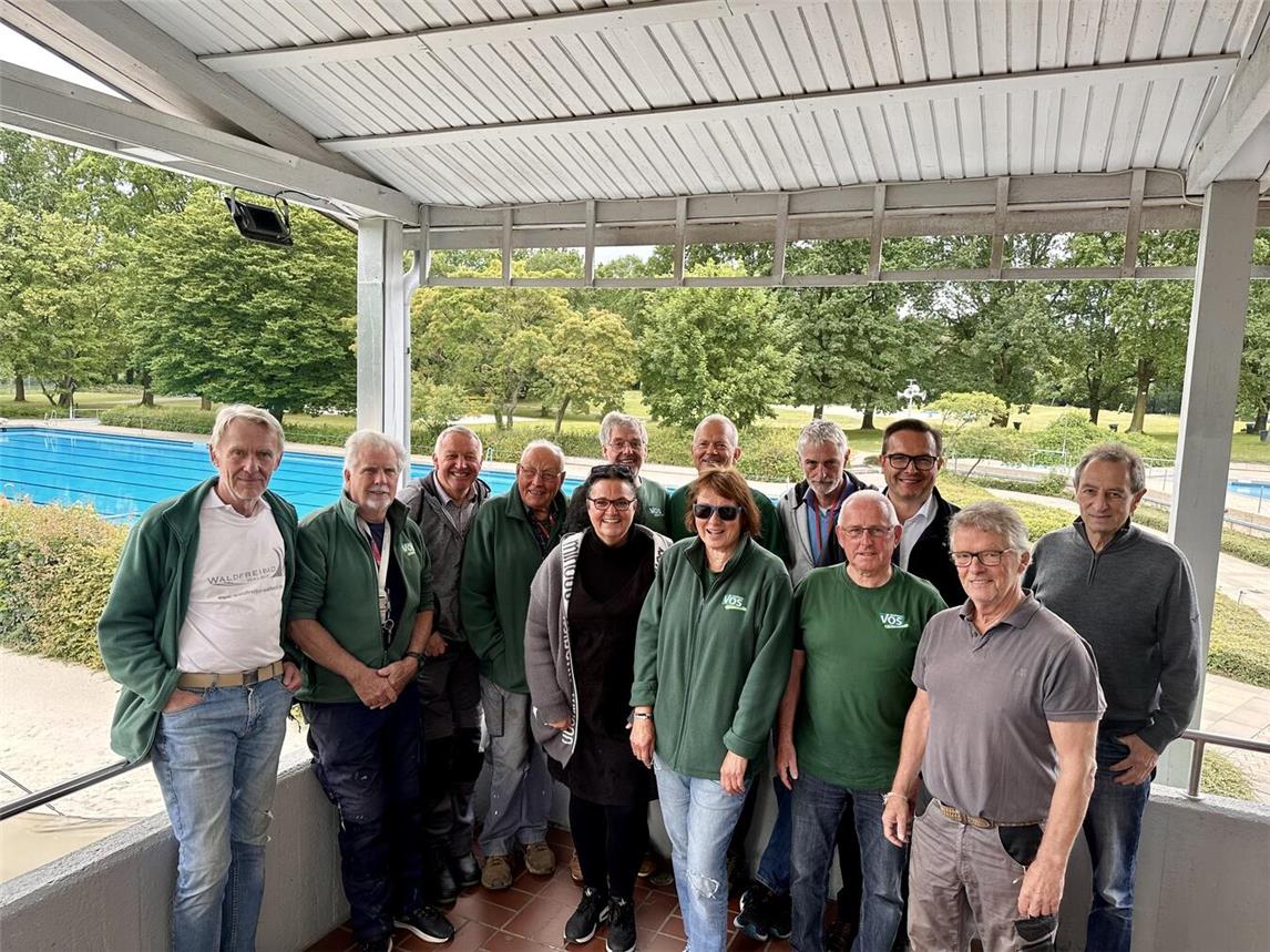 Bürgermeister Sven Kaiser (hintere Reihe, 2.v.r.) besuchte die Grüne Gruppe im Waldfreibad, um ihnen wieder für ihr ehrenamtliches Engagement zu danken.Foto: Terhorst