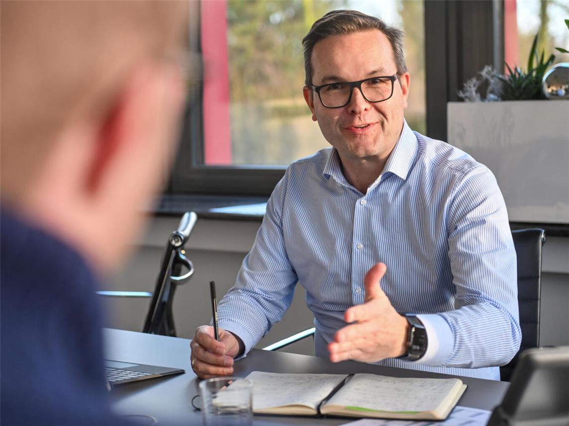 Bürgermeister Sven Kaiser informiert über den Beschluss der „AG Kita-Beiträge“, dass die Elternbeiträge zum Kitajahr 2025/26 nicht erhöht werden sollen.Foto: Stadt Geldern/Prümen