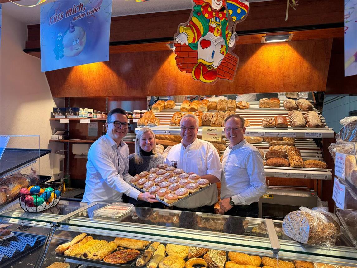 Bürgermeister Sven Kaiser, Kathrin Haupt (Leiterin Team Pädagogische Dienste), Stephan Canders (Bäcker aus Lüllingen) und Markus Grönheim (Leiter Jugendamt) wollen mit der Berliner-Aktion zusätzliche Aufmerksamkeit auf den aktuellen Pflegeeltern-Aufruf lenken. Foto: Stadt Geldern/Gossens