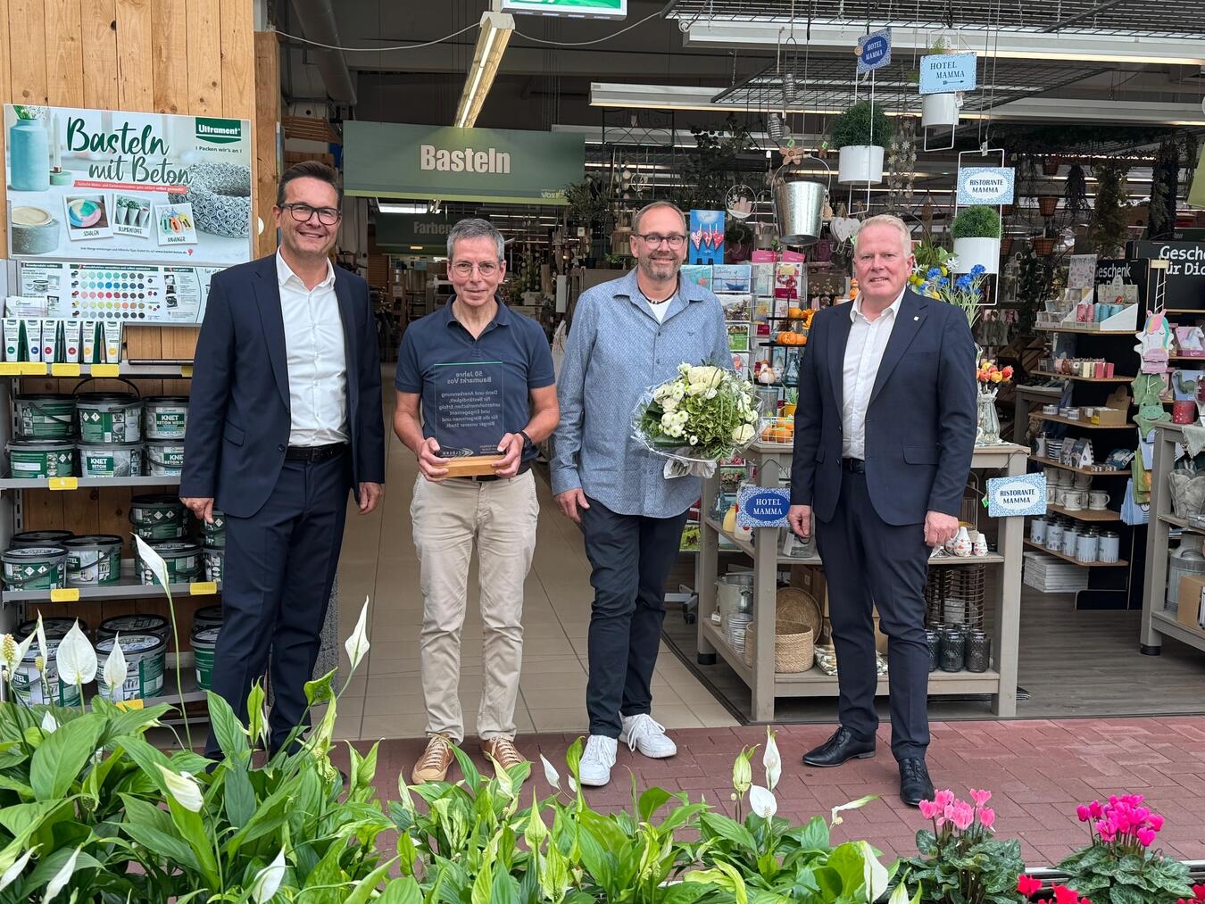 Seit 50 Jahren ein wichtiger Pfeiler für die Region Bürgermeister Sven Kaiser (l.) und der damalige Wirtschaftsförderer Guido Ingenbleek (r.) gratulieren den Geschäftsführern Georg Vos (2.v.l.) und Werner Kersjes (2.v.r.) zum 50-jährigen Bestehen.Foto: Stadt Geldern/Gossens