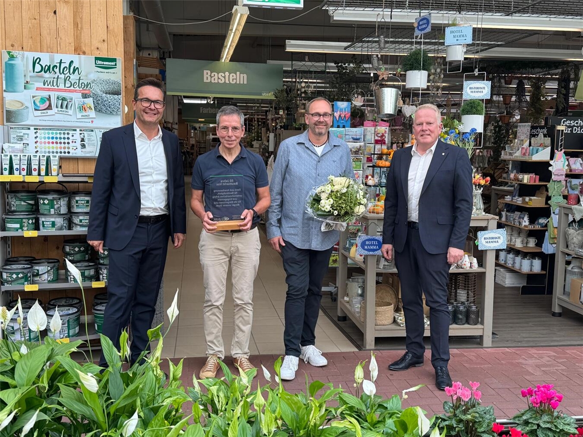Bürgermeister Sven Kaiser (l.) und der damalige Wirtschaftsförderer Guido Ingenbleek (r.) gratulieren den Geschäftsführern Georg Vos (2.v.l.) und Werner Kersjes (2.v.r.) zum 50-jährigen Bestehen.Foto: Stadt Geldern/Gossens