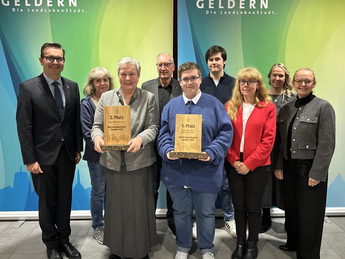 Bürgermeister Sven Kaiser (l.) und Jennifer Strücker (r.), Geschäftsführerin der Stadtwerke, gratulierten den Preisträgern des Nachhaltigkeitspreises.Foto: Stadt Geldern/Terhorst