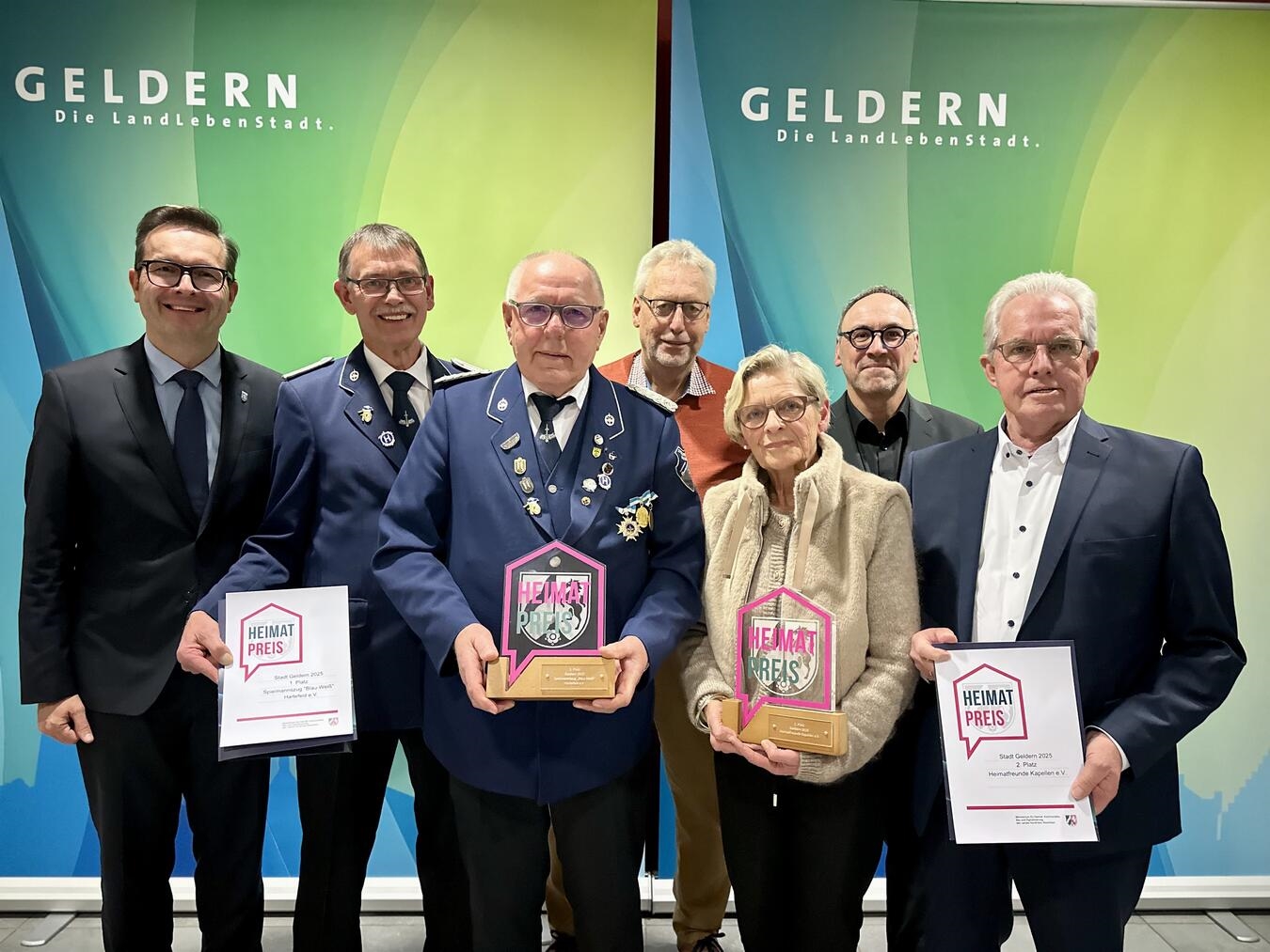 Bürgermeister Sven Kaiser (l.) und Rainer Niersmann, Leiter des Tourismus- und Kulturbüros (2.v.r.) gratulierten den Preisträgern des Heimatpreises.Foto: Stadt Geldern/Terhorst