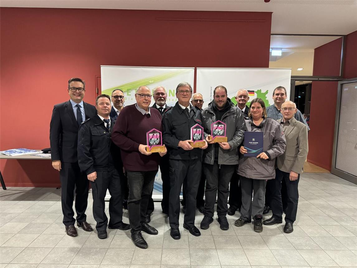Bürgermeister Sven Kaiser (l.) und Rainer Niersmann, Leiter des Kultur- und Tourismusbüros (3.v.l.), gratulierten den Gewinnern zum Heimat-Preis.Foto: Stadt Geldern/Gossens