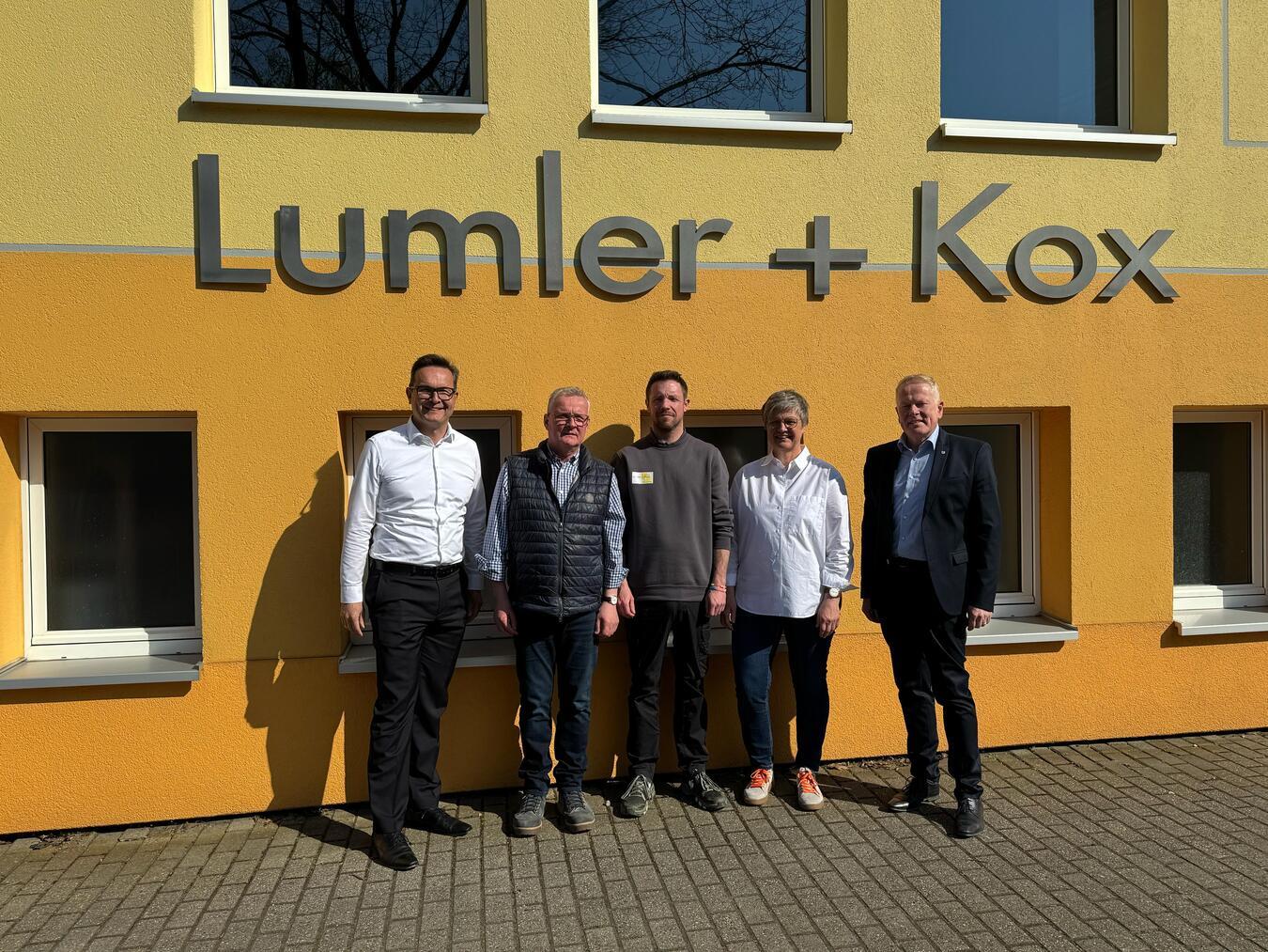 Bürgermeister Sven Kaiser (l.) und Wirtschaftsförderer Guido Ingenbleek (r.) kamen mit Winfried Kox (2.v.l.), Niklas Scholler (M.) und Petra Kox (2.v.r.) ins Gespräch.Foto: Stadt Geldern/Gossens 