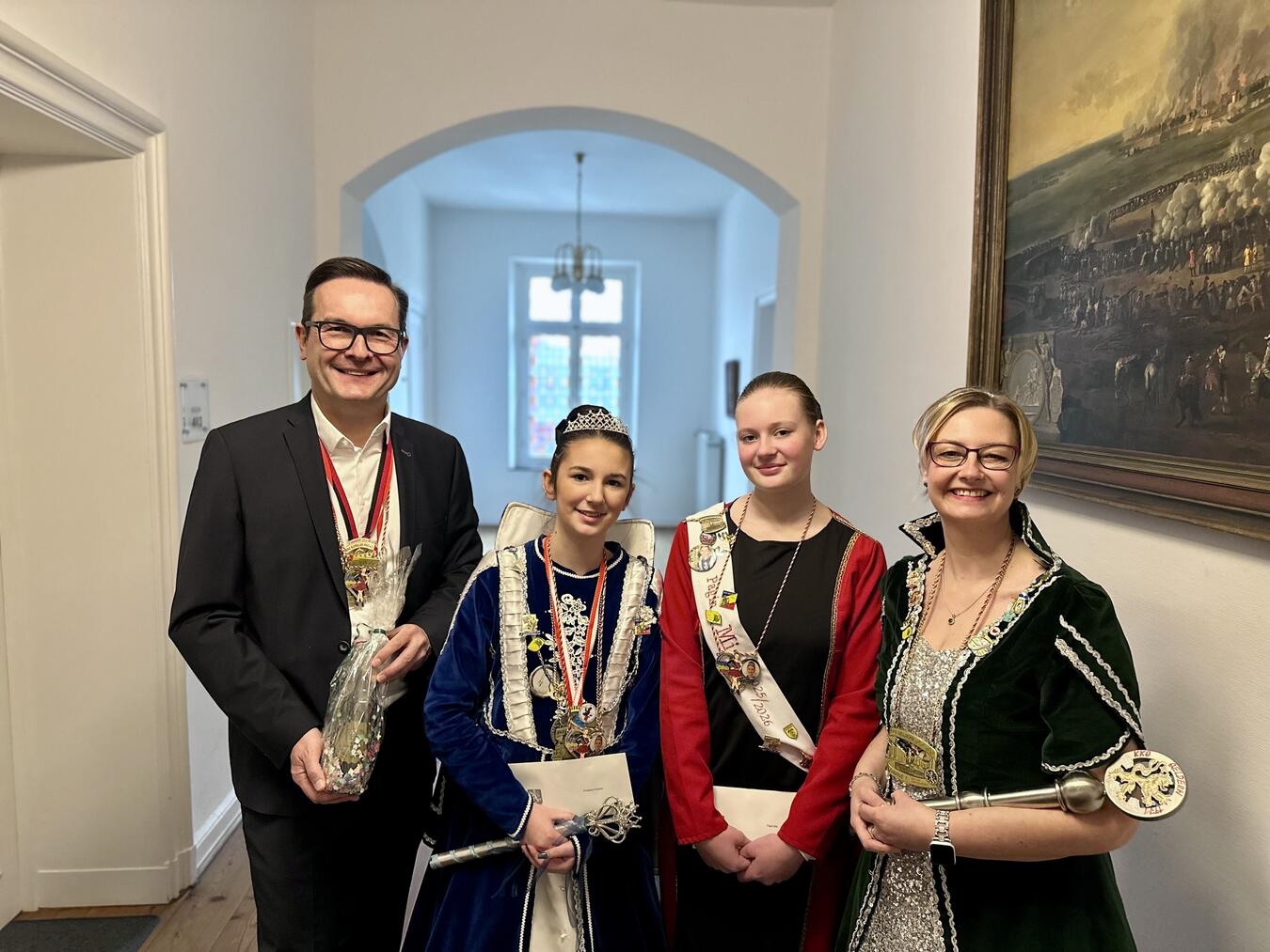Bürgermeister Sven Kaiser mit  Pauline I.,  Nadine I. und Pagin Mia. 