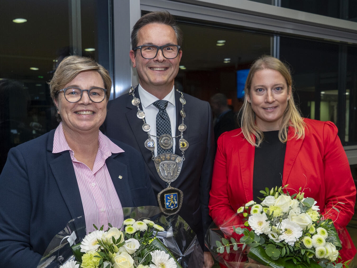 Bürgermeister Sven Kaiser mit seiner ersten Stellvertreterin Bärbel Wolters (l. CDU) und zweiten Stellvertreterin Sabrina Kühle (r.,SPD) nach der konstituierenden Sitzung im Gelderner Bürgerforum.Foto: Stadt Geldern/Seybert