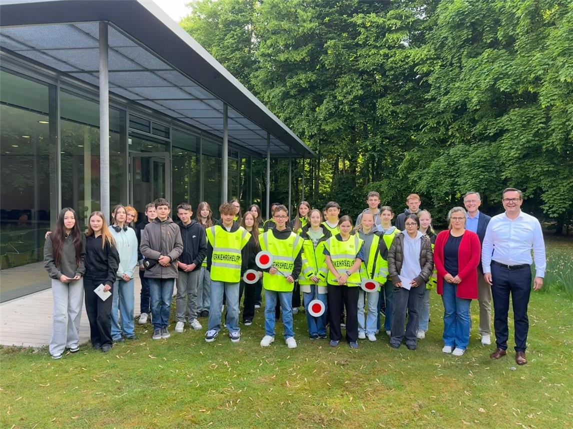 Bürgermeister Sven Kaiser (r.), Dr. Achim Diehr, Schulleiter des Lise-Meitner-Gymnasiums (2.v.r.), Friederieke Jochheim, Lehrerin an der Gesamtschule (3.v.r.) und Ulrike Beilke, Lehrerin an der Gesamtschule (4.v.l.) mit den Verkehrshelfern.Foto: Stadt Geldern/Gossens