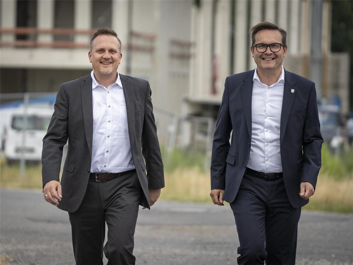Bürgermeister Sven Kaiser (r.) und der neue Gelderner Wirtschaftsförderer Stefan von Laguna (l.), der im September seine neue Rolle antritt.Foto: Stadt Geldern/Seybert