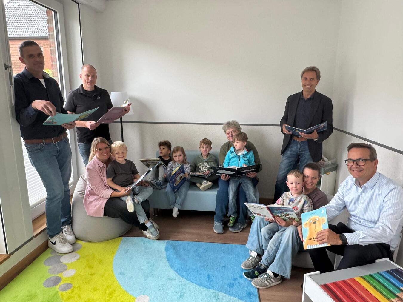 Bürgermeister Sven Kaiser und Stiftungsmitglieder besichtigen neue Leseecke in Geldern. Foto: Stadt Geldern/Leeder