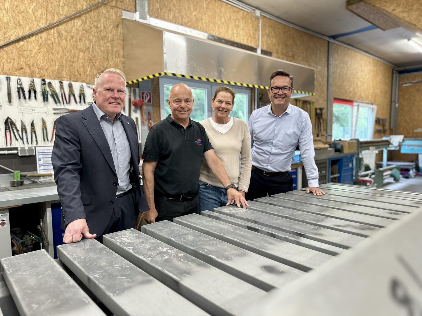 Bürgermeister Sven Kaiser (r.) und Gelderns aktueller Wirtschaftsförderer Guido Ingenbleek (l.) waren im Rahmen der Unternehmensbesuchs-Reihe der Stadt Geldern jetzt zu Gast bei Monika und Heinrich Vißer.Foto: Stadt Geldern/Terhorst