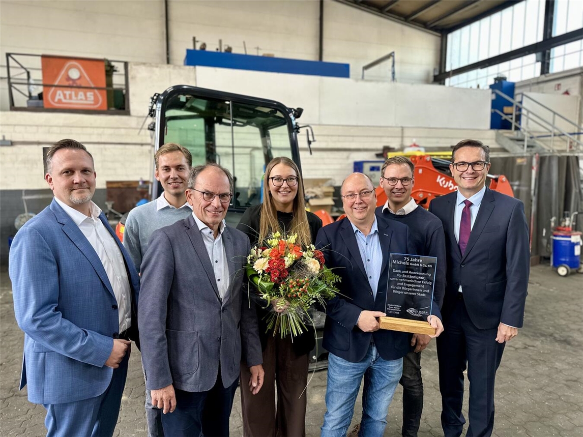 Bürgermeister Sven Kaiser (r.) und Wirtschaftsförderer Stefan von Laguna (l.) gratulierten (v.l.n.r.) Paul, Joachim, Caroline, Rolf und Max Michels herzlich zum 75-jährigen Firmenbestehen.Foto: Stadt Geldern/Terhorst
