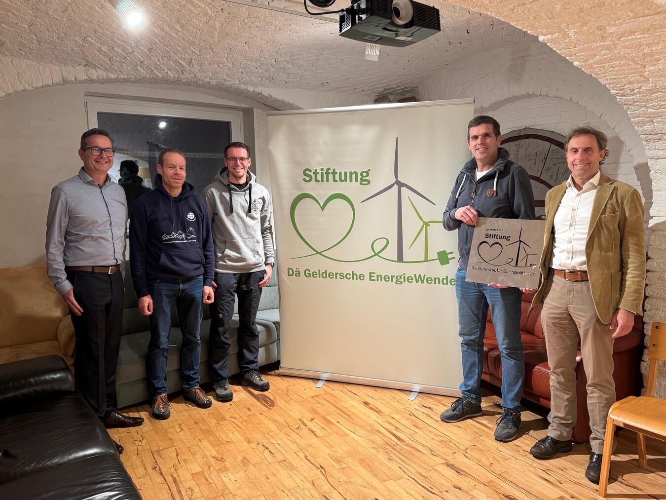 Bürgermeister Sven Kaiser, Thomas Strauss (Pfadfinder Kapellen), Sebastian Röttgermann (Pfadfinder Kapellen), Norbert Leurs (Stiftungsmitglied) und Reinhard Fleurkens (Vorsitzender der Stiftung).Foto: Stadt Geldern/Gossens