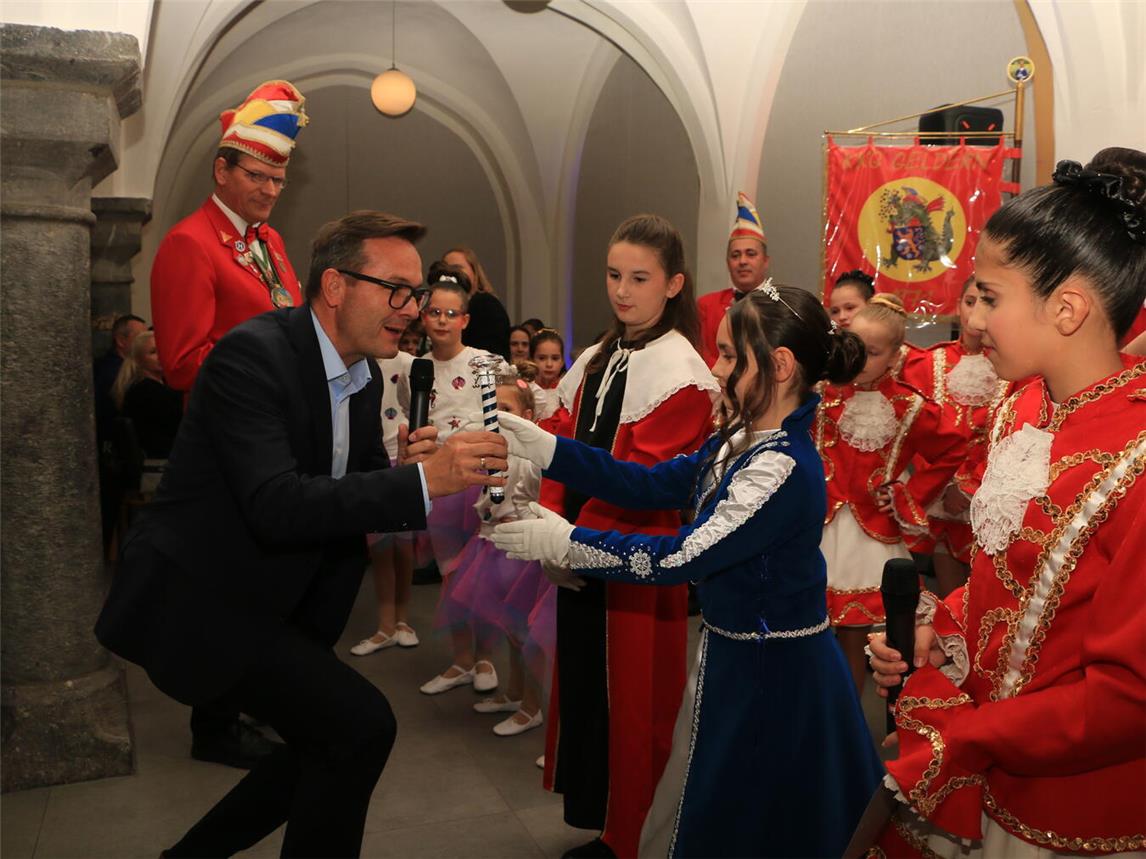 Bürgermeister Sven Kaiser übergab Zoey II. ihr persönliches Zepter.Fotos: privat