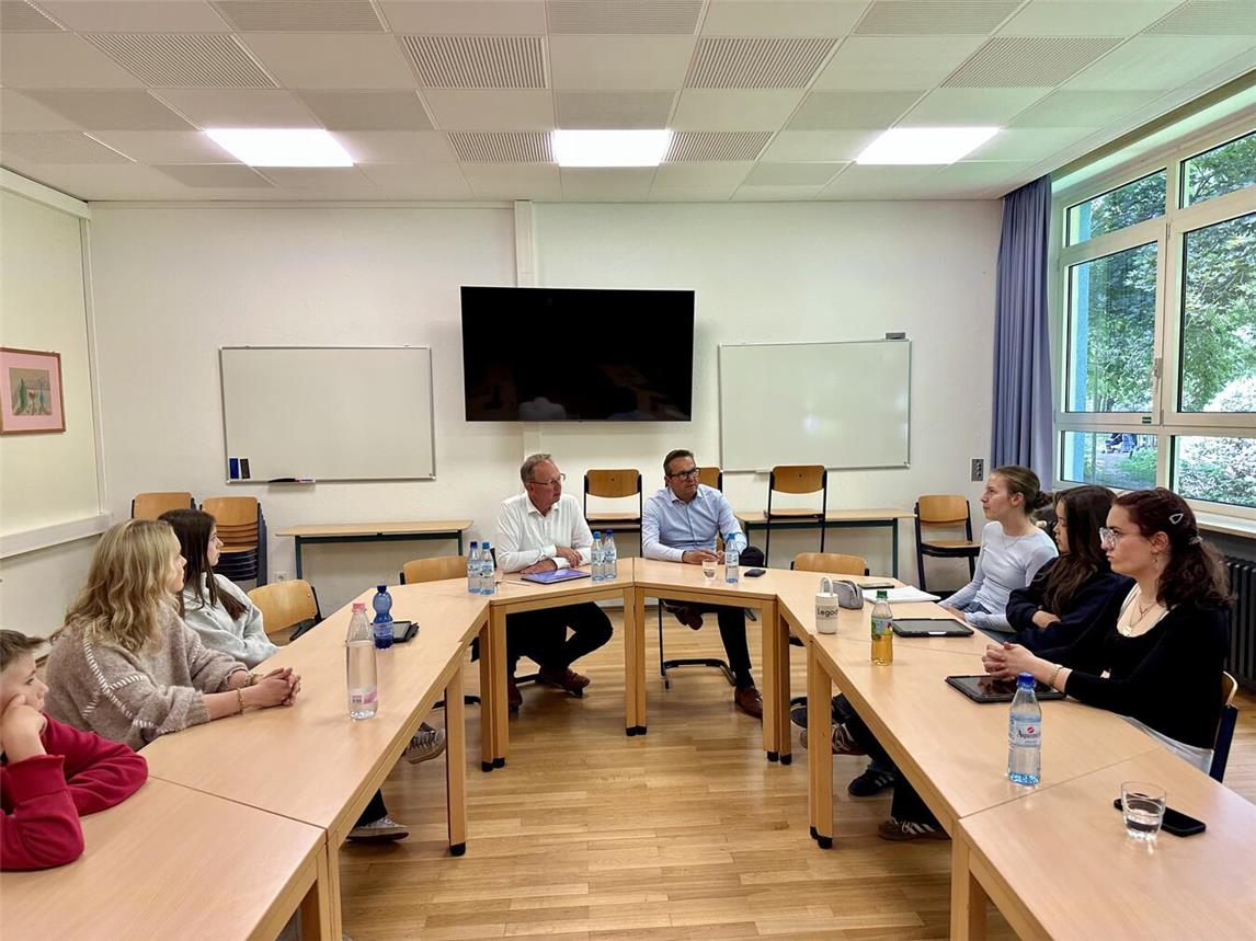 Bürgermeister Sven Kaiser und Beigeordneter Markus Grönheim im Gespräch mit den Schülern des Lise-Meitner-Gymnasiums. Foto: Stadt Geldern/Terhorst.
