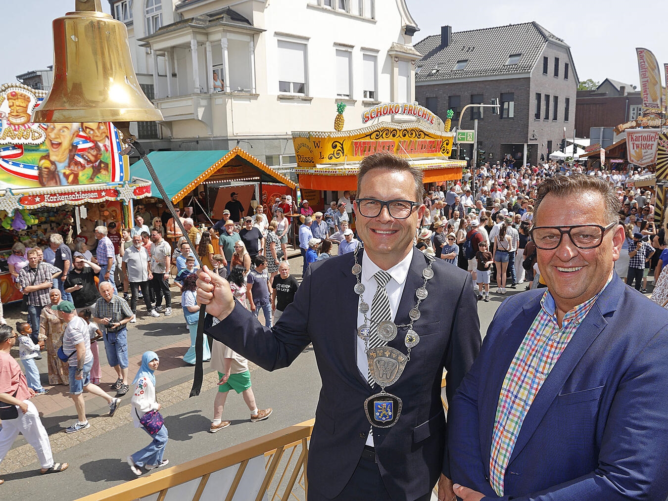 "Bürgermeister Sven Kaiser und Dirk Janßen bei Eröffnung, Samstag, Foto von Theo Leie"