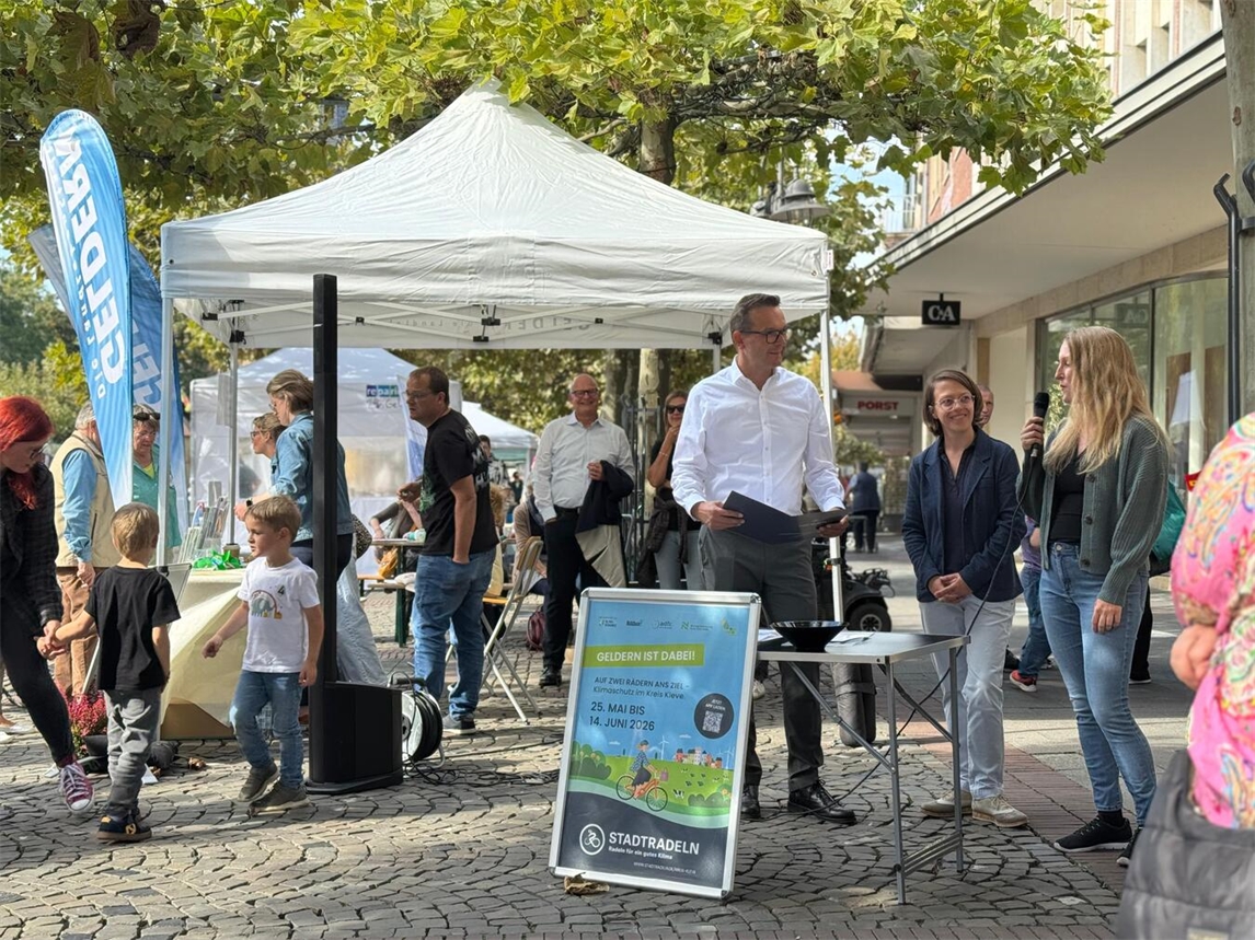 "Bürgermeister Sven Kaiser und Janine Segref ehren Stadtradeln-Sieger, Umwelt-Event in Geldern, Foto: Stadt Geldern/Leeder"