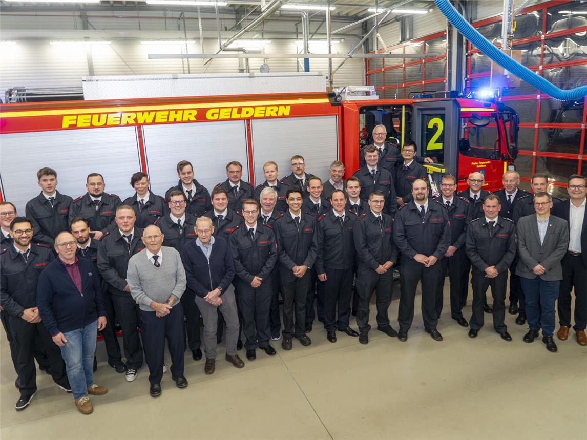 Bürgermeister Sven Kaiser und Johannes Dercks, Leiter Bereich Ordnung Stadt Geldern gratulierten den Kameraden der Löscheinheit Baersdonk zu ihren Ehrungen. Foto: Stadt Geldern/Gerhard Seybert
