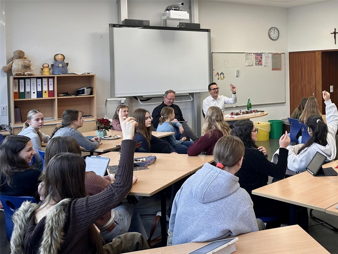 Bürgermeister Sven Kaiser und Markus Grönheim waren zu Gast bei der SV der Liebfrauen-Realschule.Foto: Terhorst
