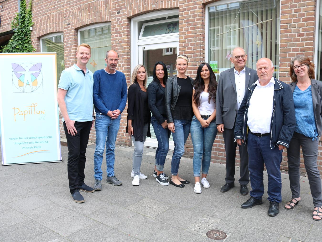 Bürgermeister Ulrich Knickrehm (3. vr) ließ sich von Papillon-Geschäftsführer Josef Berg (2. vr) und dem Gocher Team über die Arbeit des Vereins informieren. NN-Foto: CDS