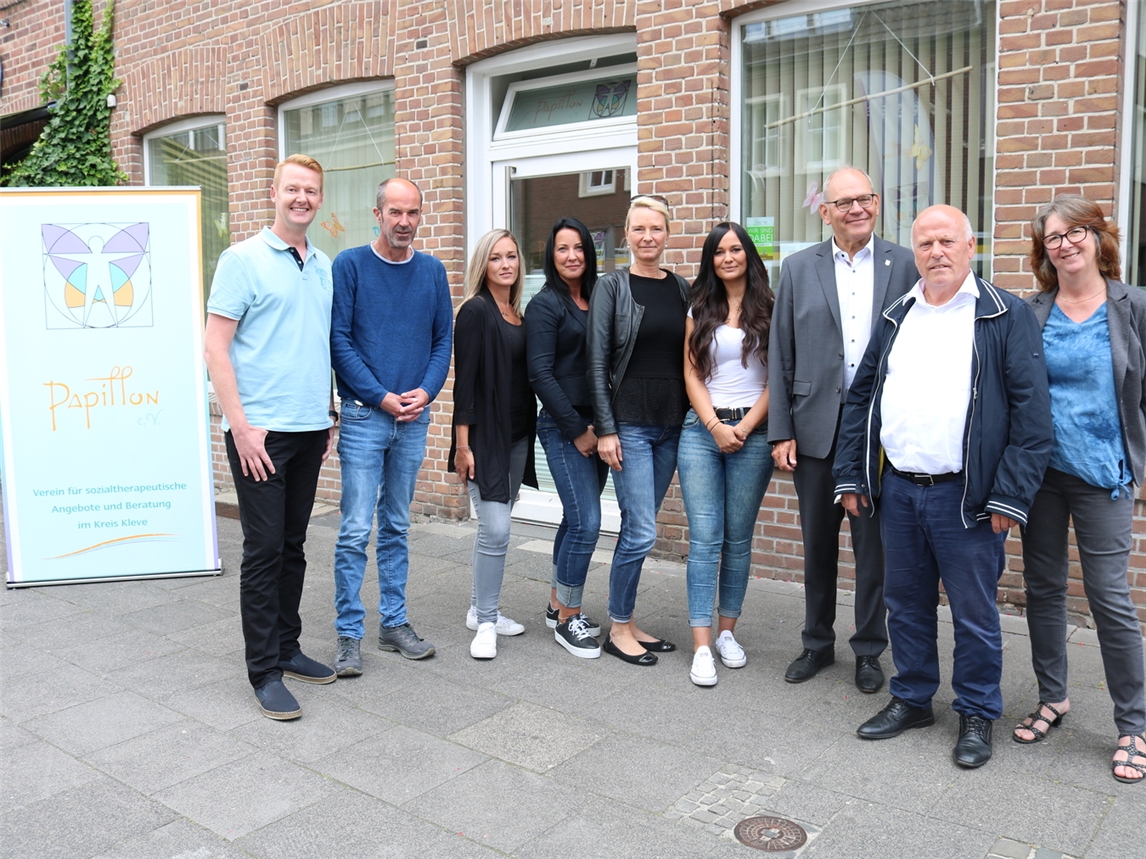 Bürgermeister Ulrich Knickrehm (3. vr) ließ sich von Papillon-Geschäftsführer Josef Berg (2. vr) und dem Gocher Team über die Arbeit des Vereins informieren. NN-Foto: CDS