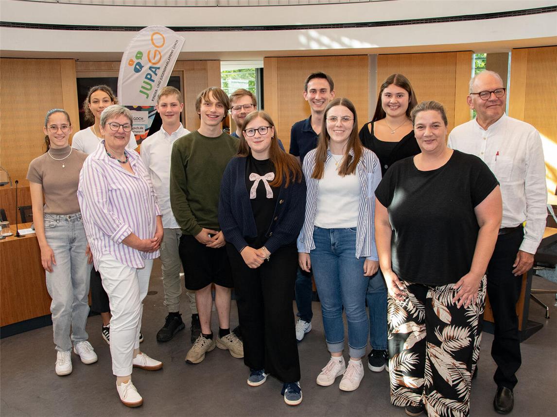 Bürgermeister Ulrich Knickrehm (r.) und Dr. Rose Wecker (3. v.l.) verabschieden die Mitglieder des Kinder- und Jugendparlamentes. Verena Hanelt (2. v.r.) hat das Jugendparlament für die Stadt Goch betreut. Foto: Torsten Matenaers