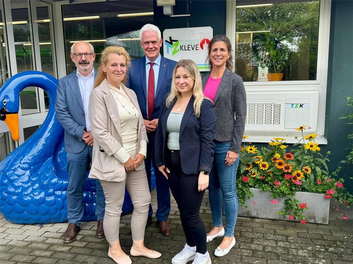 Bürgermeister Wolfgang Gebing, Büroleitung Jessica Grabley. Landtagsabgeordneter Dr. Günther Bergmann, Geschäftsführerin Zaneta Krol und Wirtschaftsförderin sowie Geschäftsführerin Verena Rohde. Foto: Landtagsbüro Bergmann
