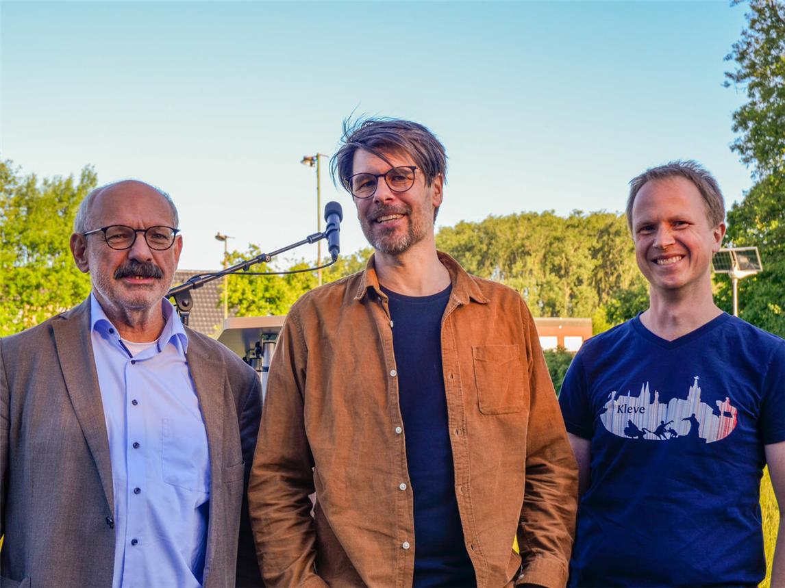 Bürgermeister Wolfgang Gebing (l.) und und Klimaschutzmanager Christoph Bors (r.) hießen Referent Jan Hegenberg willkommen. Foto: Dirk Posdena/Stadt Kleve