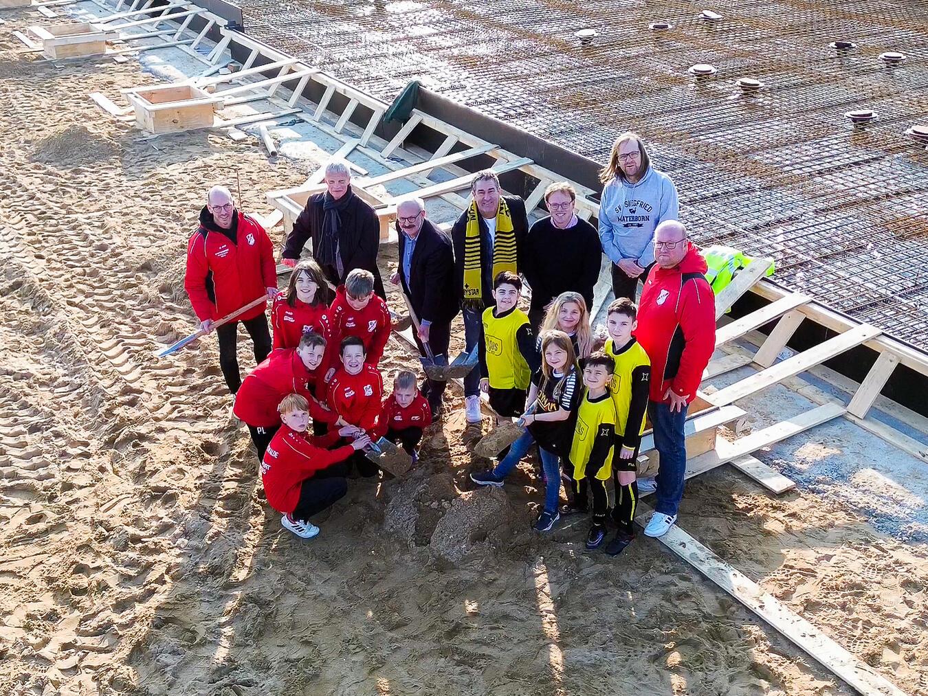Bürgermeister Wolfgang Gebing lud Vertreter des SSV Reichswalde, des SV Siegfried Materborn, der am Bau beteiligten Unternehmen, der Verwaltung und Politik zum ersten Spatenstich ein.Foto: Stadt Kleve