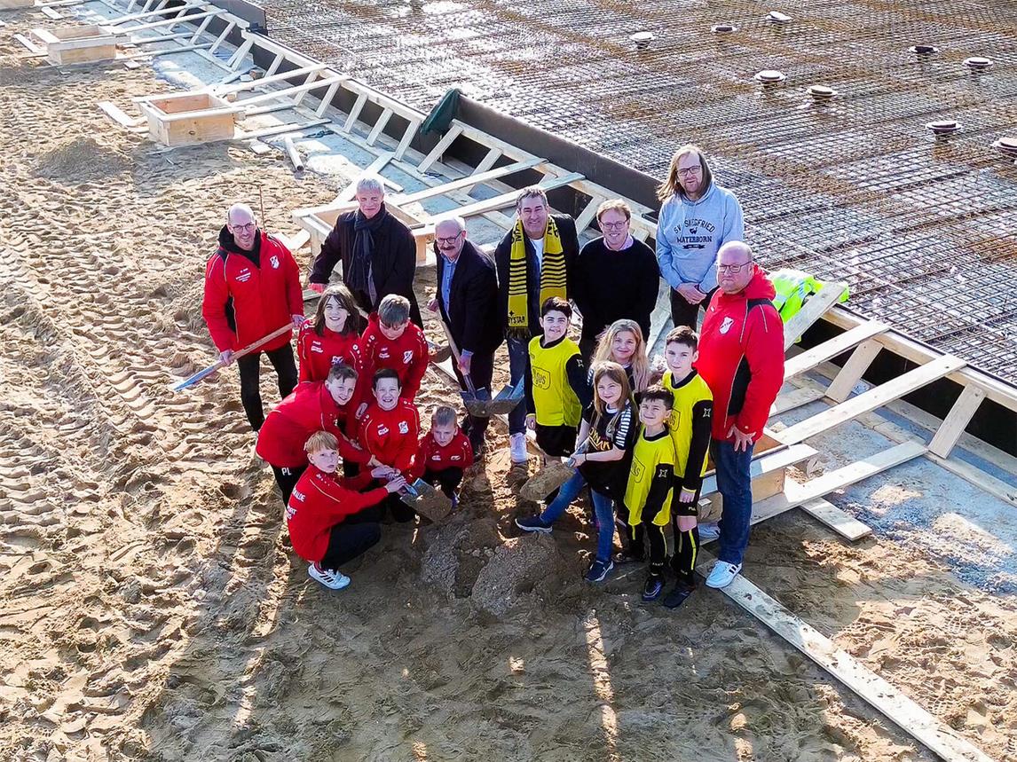 Bürgermeister Wolfgang Gebing lud Vertreter des SSV Reichswalde, des SV Siegfried Materborn, der am Bau beteiligten Unternehmen, der Verwaltung und Politik zum ersten Spatenstich ein.Foto: Stadt Kleve