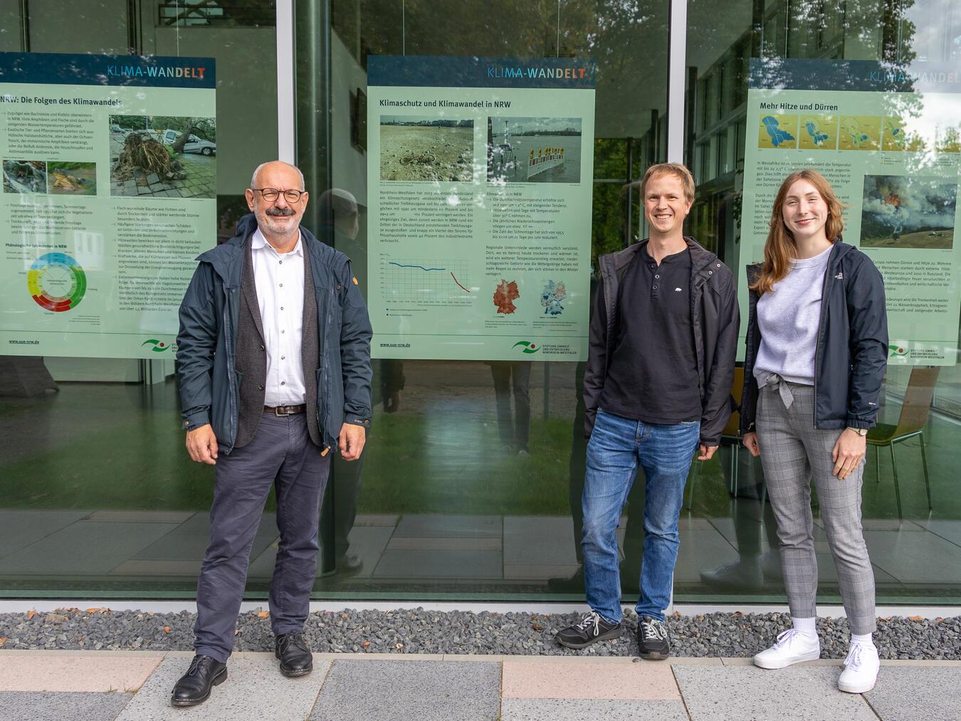 Bürgermeister Wolfgang Gebing mit Klimaschutzmanager Christoph Bors und Klimaanpassungsmanagerin Merle Gemke (v. l.) vor der Ausstellung. Foto: Luc Boekholt/Stadt Kleve