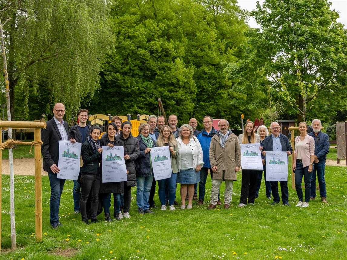 Bürgermeister Wolfgang Gebing übergab die Baumspendeurkunden im Willibrordpark. Foto: Stadt Kleve.