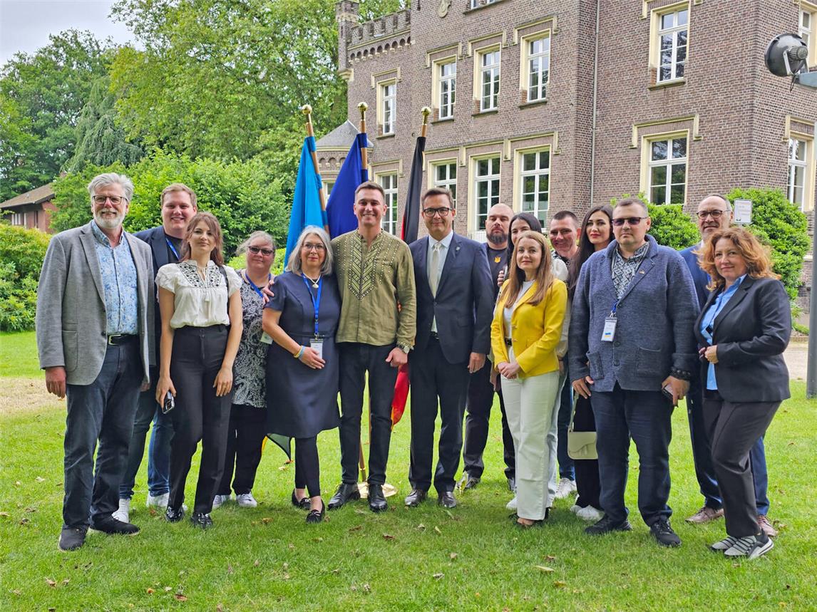 Bürgermeister Yevhenii Velychko und Sven Kaiser (beide Mitte) unterzeichneten die Absichtserklärung im Beisein der ukrainischen Delegation und des Partnerschaftsvereins. NN-Fotos: Thomas Langer