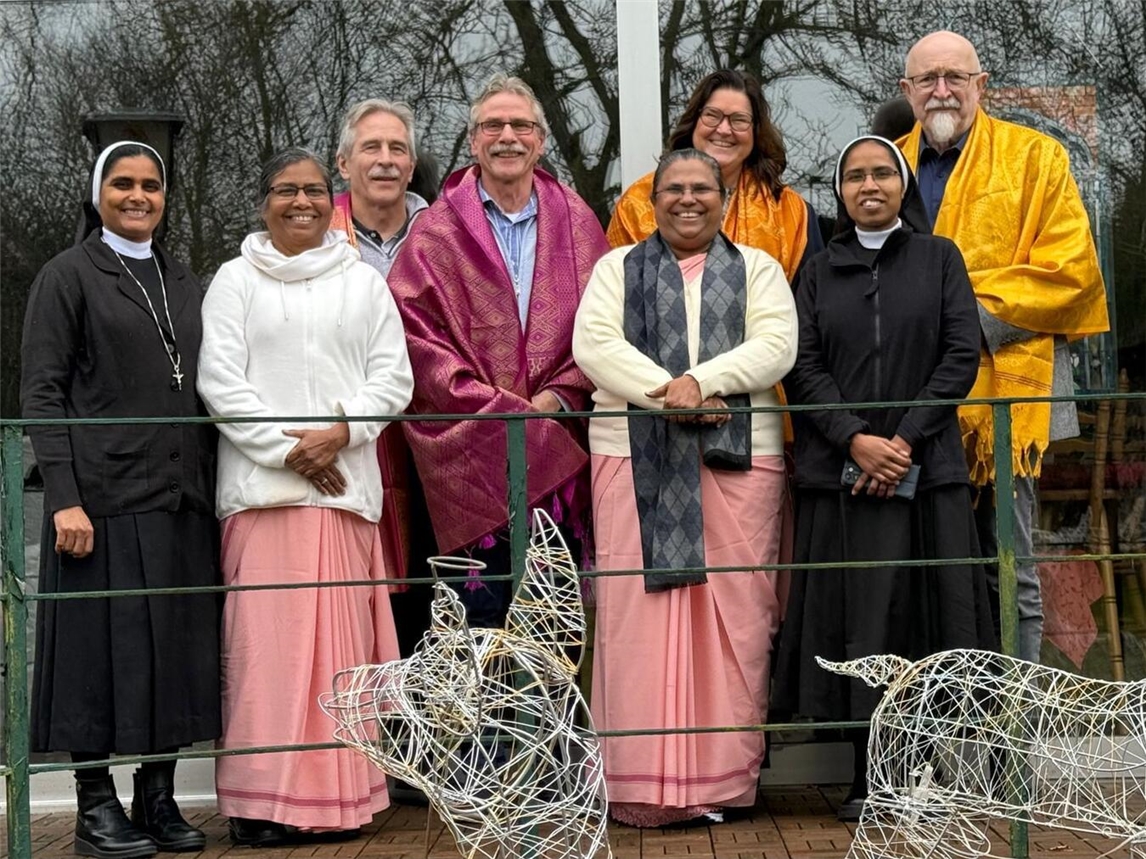 Bürgermeisterin Claudia Lindlahr (3. v. r.) besuchte die Brüder Bernhard und Rainer Bolle vom Verein „Home Emmerich“. Mit dabei: der stellvertretende Bürgermeister Gerd Gertsen (r.) und vier Schwestern aus der indischen Region Tamil Nadu. Foto: Stadt Emmerich