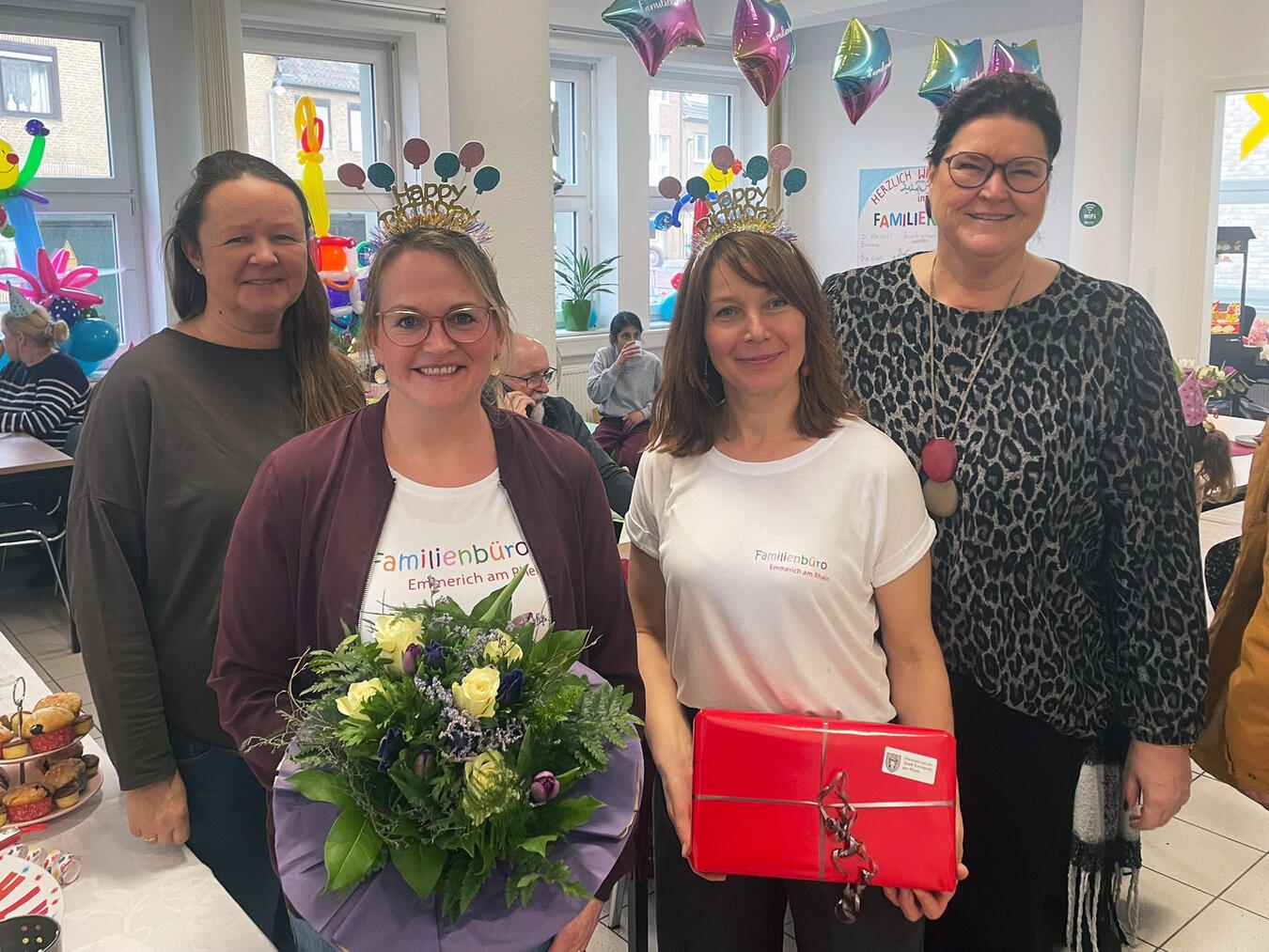 Bürgermeisterin Claudia Lindlahr gratulierte Sina Gies und Tatjana Lagovskaja zum fünften Geburtstag des Familienbüros. Ideengeberin Gaby Niemeck feierte ebenfalls mit (v. r.). Foto: Stadt Emmerich