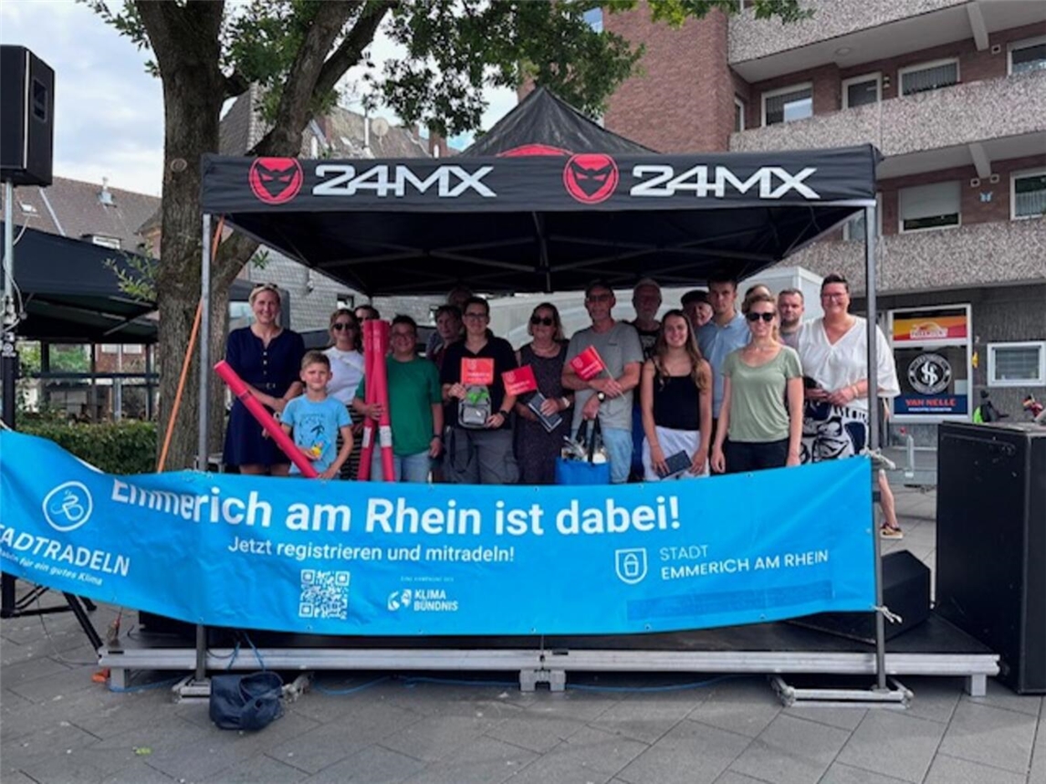 "Bürgermeisterin und Team überreichen Geschenke an Stadtradeln-Gewinner in Emmerich, Klimaschutz und Stadtentwicklung im Fokus"